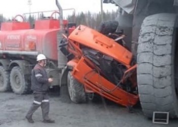 Грузовик БелАЗ весом в 130 тонн раздавил КамАЗ