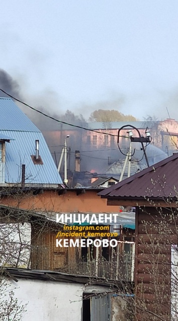 Четыре частных дома загорелись в кемеровской Кедровке