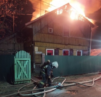 Пожарные Петрозаводска и Прионежья более двух часов тушили пожар в карельской столице (ВИДЕО)
