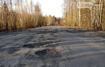 Жители Карелии жалуются на разрушенную дорогу в Лососинное. Узнали, когда ремонт