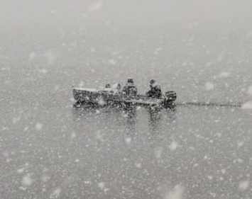 Навигация открылась снегом! Узнали, а выход на лодке не нарушение самоизоляции