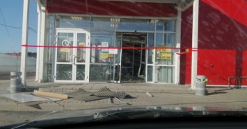 На Урале грабители тросом вытащили банкомат из продуктового магазина