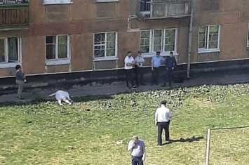 Женщина разбилась насмерть при падении из окна в Новокузнецке