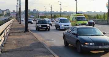 На Урале полицейские спасли сорвавшуюся с моста женщину