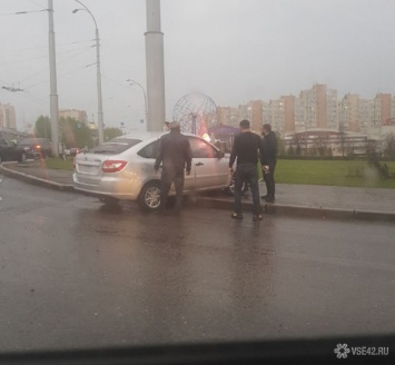Легковушка без номеров вылетела на тротуар в Кемерове