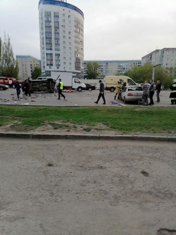 Пьяный водитель «легковушки» устроил в Барнауле массовую утреннюю аварию и «уложил» авто на бок