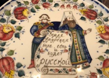Художница из Подмосковья нарисовала сказочный Благовещенск на тарелках