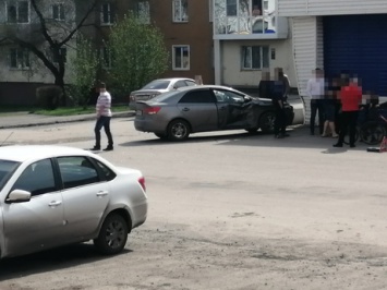 Легковушка протаранила дом в Кузбассе