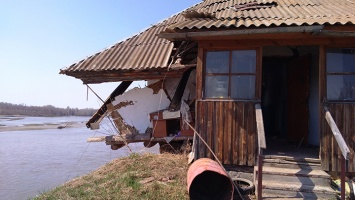 Река Катунь угрожает жителям алтайского села Сростки