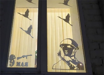 Окна учреждений Благовещенска украсили салюты и портреты солдат