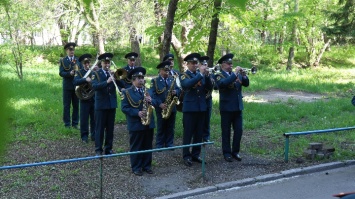Оркестр МЧС под окнами барнаульских ветеранов сыграл их любимые мелодии