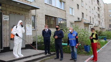 В Барнауле продолжается дезинфекция подъездов в жилых домах