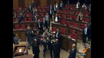 Депутаты парламента Армении устроили массовую драку