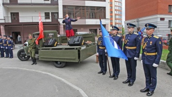 «Пусть войны больше не будет». В Барнауле во дворах домов поздравляют ветеранов