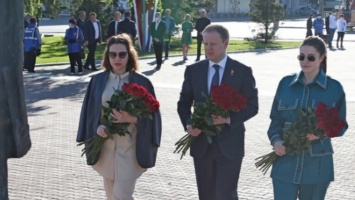 Виктор Томенко со своей семьей возложил цветы к Мемориалу Славы