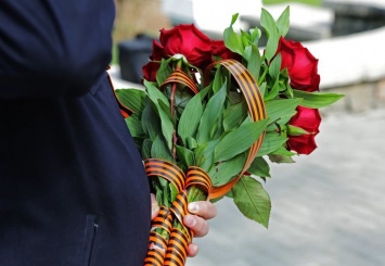 В масках и на дистанции: власти Крыма возложили цветы к мемориалам в Симферополе, - ФОТО