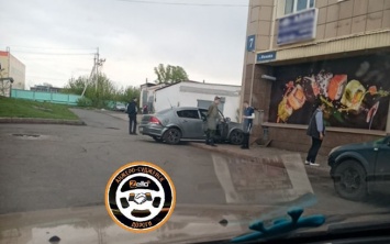 Скатившаяся по склону легковушка повредила здание в Кузбассе