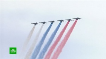 Авиапарад в честь Дня Победы прошел над Красной площадью в Москве