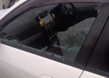 Благовещенцу под покровом ночи разбили стекло в машине