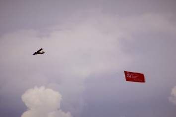 В небе над Белгородом самолет пронес копию Знамени Победы