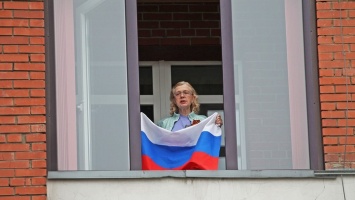 Барнаульцы на балконах спели «День Победы»