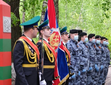 В Белгороде под окнами ветерана-пограничника провели парад Победы
