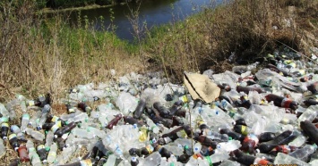 На берегу реки Тагил обнаружена свалка пластиковых бутылок с просроченными напитками