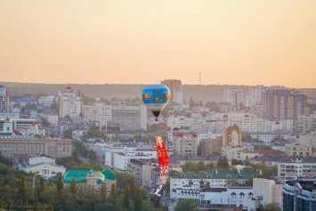 В Белгороде аэростат поднял в небо полотно в честь 75-летия Победы в войне