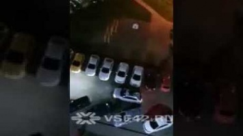 Прокатившийся на крыше машины парень изумил кемеровчан