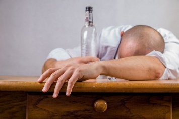 Ученый рассказал об опасности "алкоголизации населения" в России после пандемии