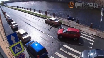 Легковой автомобиль пробил ограждение и слетел в реку в Санкт-Петербурге