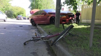 УМВД: на Литовском валу BMW сбил велосипедистку, сделавшую неожиданный маневр (фото)