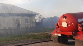 Алтайские огнеборцы тушили пожар при шквалистом ветре