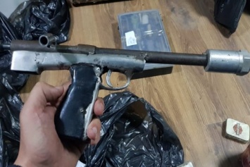 Полиция изъяла у жителя Зеленоградского округа самодельный пистолет и порох (фото)