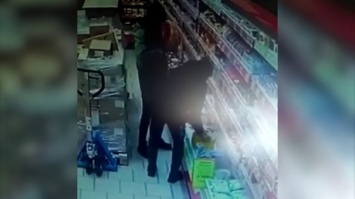 Кража сырных голов в кузбасском супермаркете попала на запись видеокамеры