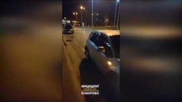 Наехавший на препятствие автомобиль завалился на бок в Кемерове