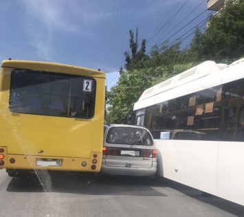 В Симферополе два автобуса зажали между собой минивэн, - ФОТО