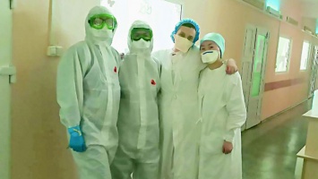 Алтайские медики, борющиеся с коронавирусом, получили продуктовые наборы