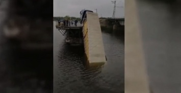 Мост с фурой обрушился на Украине