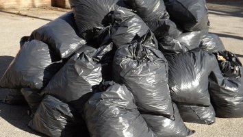 80-летняя жительница Камня-на-Оби убирает мусор за соседями