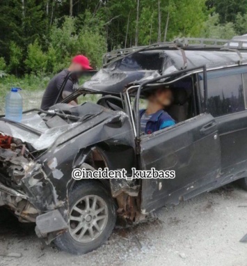 Неосторожный водитель погиб при столкновении с грузовиком в Кузбассе