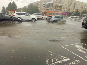 "Я в кроссовки там зачерпнул воды": кемеровчане опубликовали фото потопа на улицах города