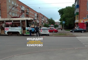 Трамвай протаранил легковушку на перекрестке в Кемерове
