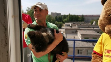 Медвежонок из зоопарка приехал к детям в барнаульской больнице