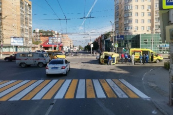 Микроавтобус врезался в реанимобиль на перекрестке в Рязани: есть пострадавшие