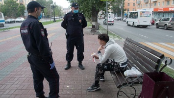 Полицейские составляют протоколы на нарушителей масочного режима в Алтайском крае