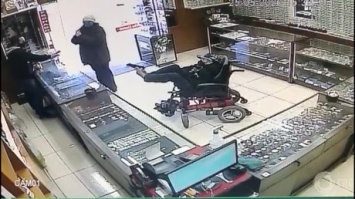 Глухонемой бразилец в инвалидной коляске попытался ограбить магазин с пистолетом в ногах