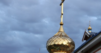 На Урале проклявший сторонников закрытия храмов священник лишен наперстного креста
