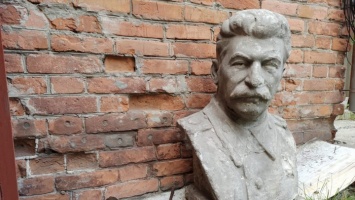 В Бийске обнаружили редкую находку - бетонный бюст Сталина