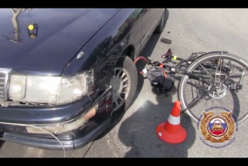 На Правой набережной сбили смотревшего в смартфон велосипедиста (видео)